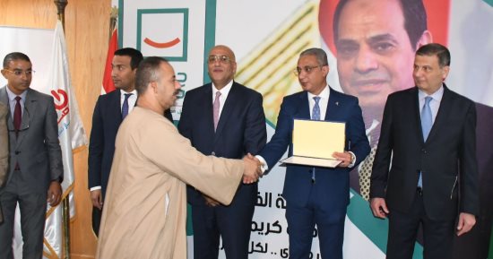 كيف تدعم الفيوم المشروعات الصغيرة؟.. تسليم عقود للتمويل متناهى الصغر وتنمية المجتمع بالمحافظة بقيمة 5.4 مليون جنيه.. وتكريم السيدات الناجحات.. وتوقيع بروتوكول تعاون لتدريب الطلاب على ريادة الأعمال.. صور