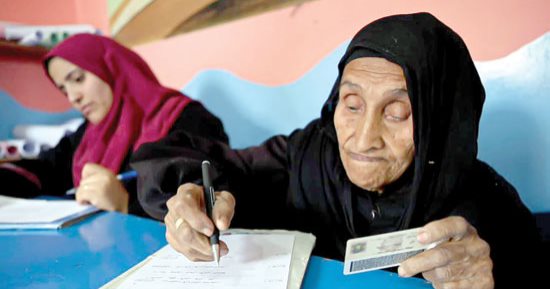 المصريون تحت مظلة الحماية الاجتماعية فى عهد الرئيس السيسى.. "لا أمية مع تكافل" برنامج لمحو أمية المستفيدات من الدعم النقدى.. وزارة التضامن توفر فرص عمل لأبنائهن وتضيف عددا من الفئات ضمن "تكافل وكرامة"