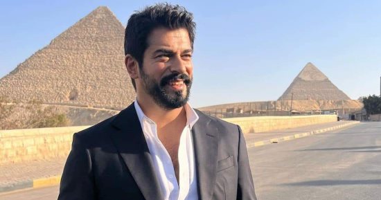 الممثل التركى بوراك أوزجيفيت يروج لرحلته فى مصر بصور من أمام الأهرامات