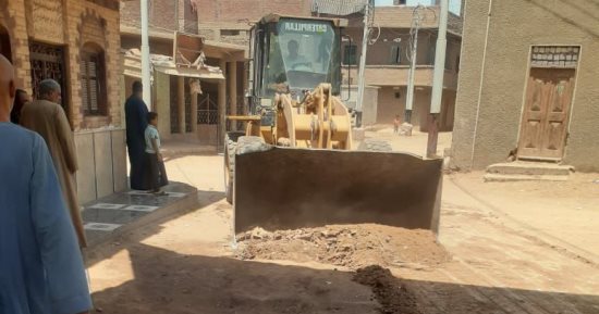 رفع 850 طن مخلفات وتسوية وتمهيد طرق خلال حملات نظافة بـ 6 مراكز فى أسيوط