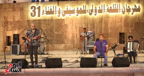 فريق وسط البلد يبدأ حفله فى مهرجان القلعة بأغنية "قل للمليحة"