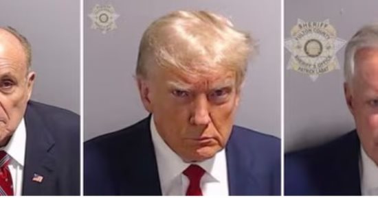 وضعت على الأكواب والقمصان.. صورة ترامب الجنائية آخر أسلحته السياسية قبل انتخابات 2024.. حملته: رمز لتحدى أمريكا للاستبداد.. صحيفة: فرصة لزيادة التبرعات.. والرئيس السابق يستخدم "X" للمرة الأولى بعد إعادته للمنصة