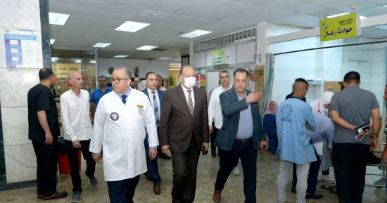 رئيس جامعة المنصورة يتابع حالة المصابين من وفد الجامعة بحادث سوهاج.. صور