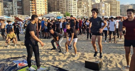تحت شعار "الإسكندرية بتبدع".. دمج الرياضة بالسياحة الترفيهية على الشواطئ.. لأول مرة انطلاق مهرجان اللياقة البدنية بمشاركة ألف شاب وفتاة.. وتدريبات لعبة "الراكيت" بالأنفوشى أسبوعيا حفاظا عليها من الاندثار.. صور