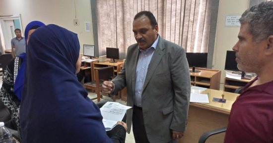 نائب رئيس جامعة بنها يتفقد أعمال التحويلات بمعامل كليتي التجارة والآداب