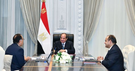 حزمة حوافز رئاسية للمشروعات الصناعية.. الرئيس السيسى يوجه بالإعفاء من جميع أنواع الضرائب حتى 5 سنوات لتعميق الصناعة الوطنية.. وإمكانية استعادة نسبة من قيمة الأرض تصل 50%.. والتوسع فى منح الرخصة الذهبية