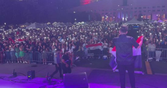 عمر كمال يرفع علم مصر فى حفلته بكندا وسط جمهور كبير.. فيديو