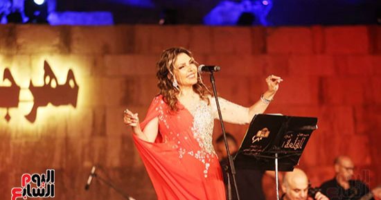 نادية مصطفى تبدأ حفل مهرجان القلعة بـ"ادعوا لمصر" وتغنى "طب وأنا مالى"