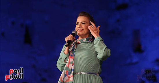 سيمون تقدم أغنية "اطلعى بقى من سكاتك" مع عاصم فوزى فى مهرجان القلعة