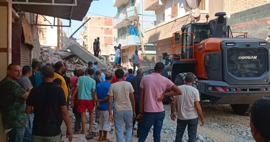 مصرع شخص وإصابة آخر والبحث عن ضحايا تحت الأنقاض فى انهيار عقار بالإسماعيلية