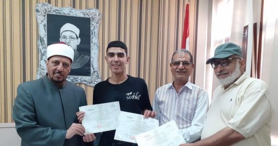 رئيس الإسكندرية الأزهرية يكرم الطالب الفائز بالمركز الأول فى اتحاد ألعاب القوى
