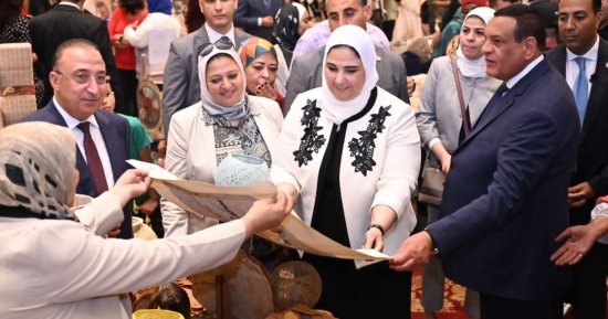 وزيرة التضامن تعلن إطلاق كارت "حرفي" للعمالة لتوفير خدمات تأمينية وصحية