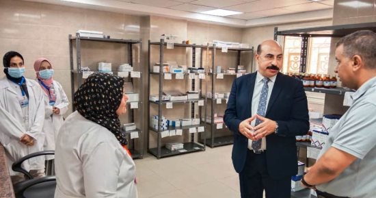 محافظ أسوان يتابع ميدانيا التشغيل التجريبى لمنظومة التأمين الصحى الشامل