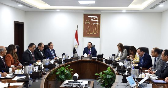 رئيس الوزراء يستعرض مقترح" إندوراما" بإنشاء مصنعين للأسمدة الفوسفاتية والسيليكون المعدني لإنتاج الألواح الشمسية.. مدبولي يكلف بإعداد مشروعات القوانين بتنفيذ توجيهات الرئيس المتعلقة بالحزم التحفيزية للصناعات