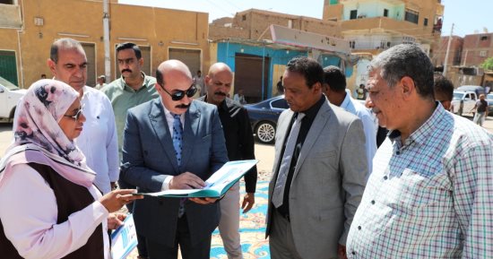 محافظ أسوان يضع حجر أساس مدرسة جديدة على أرض الشادر القديم.. صور