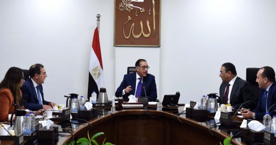 رئيس الوزراء يتابع خطط توفير الاحتياجات من المواد البترولية