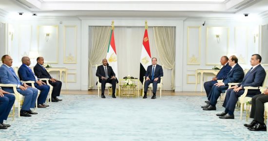الرئيس السيسى يؤكد لـ"البرهان" موقف مصر الراسخ بالوقوف بجانب السودان