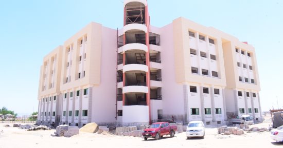 الانتهاء من تنفيذ 90٪؜ من تشطيبات مبنى مجمع الفصول بالمقر الجديد لجامعة سوهاج 