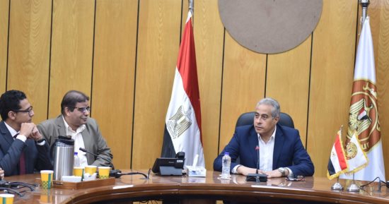 وزير العمل يوجه بترسيخ مبادئ الحريات النقابية والالتزام بأحكام القانون
