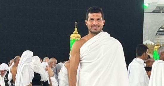 طارق حامد يؤدى مناسك العمرة قبل الالتحاق بمعسكر الفراعنة