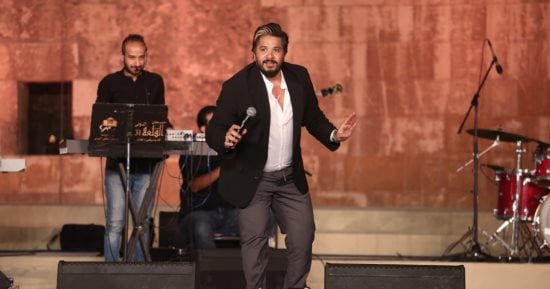 مصطفى حجاج يغنى لعدوية وأم كلثوم فى حفل مهرجان القلعة ويتألق بأجمل أغانيه