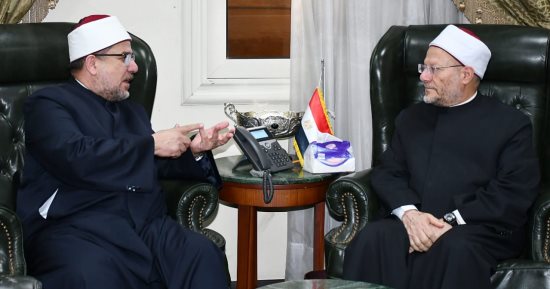 وزير الأوقاف يهنئ المفتى بثقة الرئيس بالمد لمدة عام