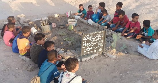 أطفال يزورون قبر معلمهم مُحفظ القرآن الكريم ردًا للجميل فى قنا.. صور