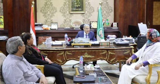محافظ المنيا يلتقى عددا من أعضاء مجلس الشيوخ لمناقشة طلبات المواطنين