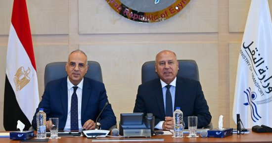 ‫وزير الرى: استخدام الصنادل فى تطهيرات الترع الرئيسية لعدم إعاقة الحركة المرورية