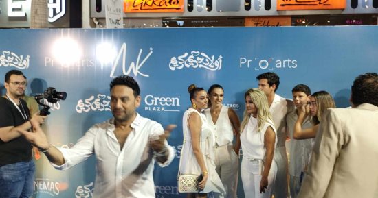 مصطفى قمر يفتتح فيلم أولاد حريم كريم بالغناء على الريد كاربت