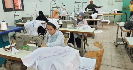جامعة حلوان: حاضنة المشروعات الصغيرة أنتجت 12 ألف تيشرت للطلاب مؤخرا