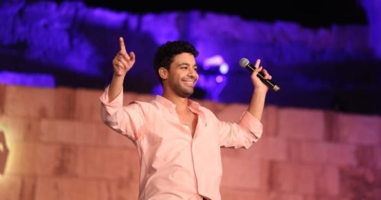 أحمد جمال يتألق بأغانى "اضحكى" و"من غير مجاملة" ويغنى للعندليب بمهرجان القلعة