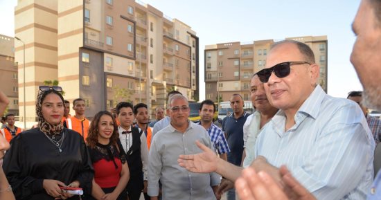 محافظ أسيوط يصطحب طلاب بعض المدارس فى زيارة ميدانية لمدينة ناصر الجديدة