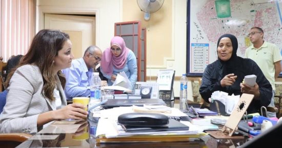 نائب محافظ الجيزة تلتقى بعض سكان مساكن روضة السودان وتوجه بسرعة حل الشكاوى