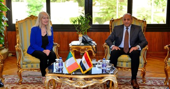 وزير الطيران المدنى يلتقى سفيرة أيرلندا بالقاهرة لتعزيز التعاون