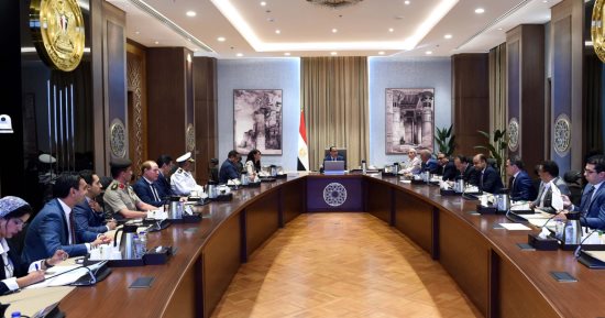 رئيس الوزراء يستعرض جهود التخلص الآمن من نواتج تطهير المجارى المائية