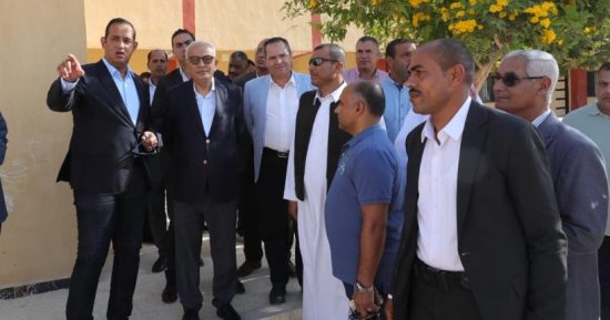 وزير التعليم يتفقد الفصول سابقة التجهيز بمدرسة الضبعة الإعدادية بمطروح