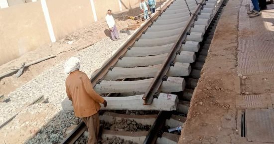 تجديد قضبان السكة الحديد داخل محطة قطارات بسوهاج.. صور