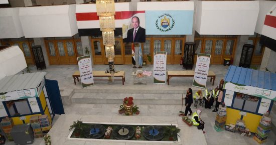 محافظ أسيوط يسلم 13 كشكًا و74 مشروع تمكين اقتصادى ووصلات مياه للمستحقين