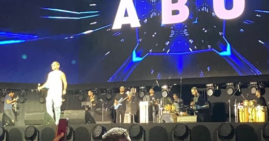 المطرب أبو يفتتح حفله فى مهرجان العلمين بأغنية "عيش يا قلبى"