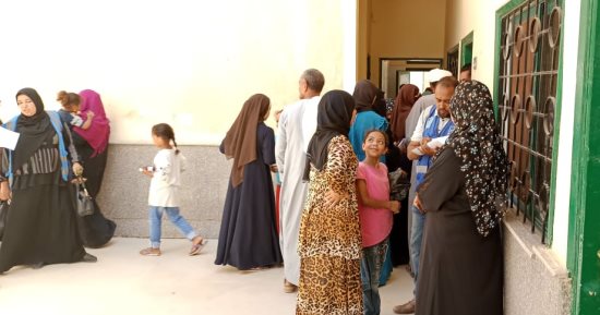 الكشف على 636 حالة خلال قافلة طبية لجامعة جنوب الوادى فى عزبة البوصة