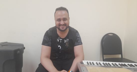 بعد فوزه بمهرجان إبداع 3 أعوام .. قصة شاب قناوى عشق الغناء من الصغر