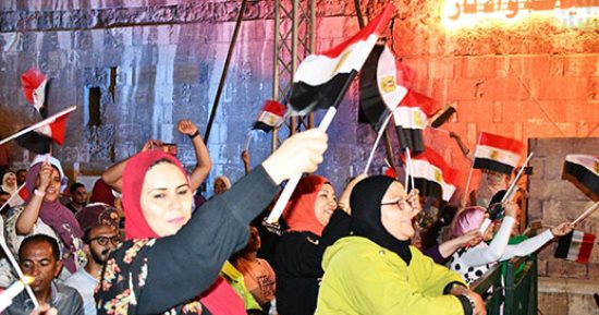 علي الحجار يختتم حفل مهرجان القلعة بالأغانى الوطنية والجمهور يرفع أعلام مصر.. صور