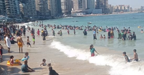 "المدارس" تتسبب فى انخفاض نسب الإشغال بشواطئ الإسكندرية فى الجمعة الأولى من سبتمبر.. الشواطئ الشرقية تسجل 80% والغربية 35.. وتحذيرات من عدم استقرار حالة البحر ورفع الرايات الحمراء على كل الشواطئ .. صور