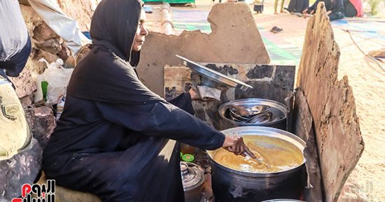 مدد يا "أم العواجز".. ليالى السيدة زينب فى أسوان لا تنقطع.. أبناء الطرق الصوفية يحيون ليلة السبت أسبوعيا.. إعداد الطعام وتوزيع الوجبات والمشروبات على المريدين.. ويؤكدون: نتطوع حبا فى "آل البيت".. صور