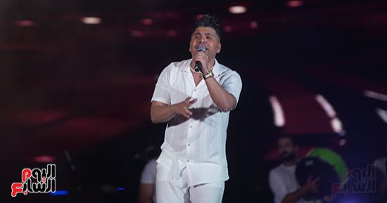 عمر كمال يغنى ميدلى أغانى محمد فؤاد فى مهرجان العلمين وسط تصفيق الجمهور.. صور