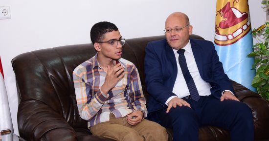رئيس جامعة سوهاج يستقبل الطالب طه حسين "قاهر التوحد"