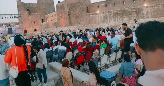 توافد الجمهور على حفل نسمة عبد العزيز وعزيز مرقة بمحكى القلعة.. صور 