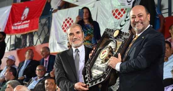 هانى أمان يسلم درع بطولة الجمهورية للشركات إلى رئيس الاتحاد الرياضى للشركات