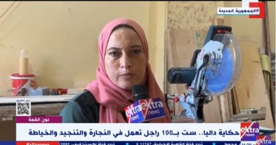 إيديها تتلف فى حرير.. "داليا" مكافحة تعمل بالنجارة والتنجيد والموبيليا